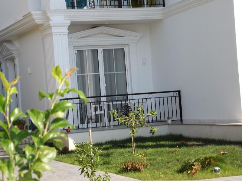 Hotel Vila Kalcuni Sarandë Esterno foto